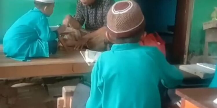 Guru SD di Duampanua Pinrang Tak Kenal Lelah,Tanpa Pamrih Berbagi Ilmu