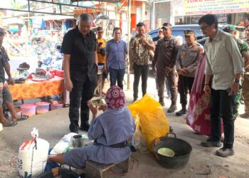 Bupati Pinrang Turun Langsung Operasi Pasar Sentral 