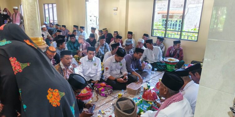 ‎Bittoeng Penuh Semangat Maulid: Ribuan Warga Padati Masjid, Rebutan Telur Jadi Magnet!