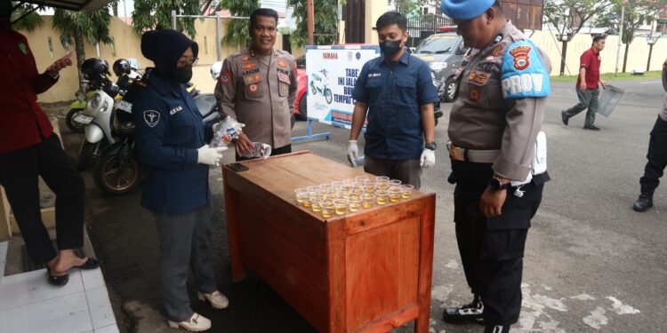 Cegah Narkoba, Personel dan ASN Polres Pinrang Jalani Tes Urine