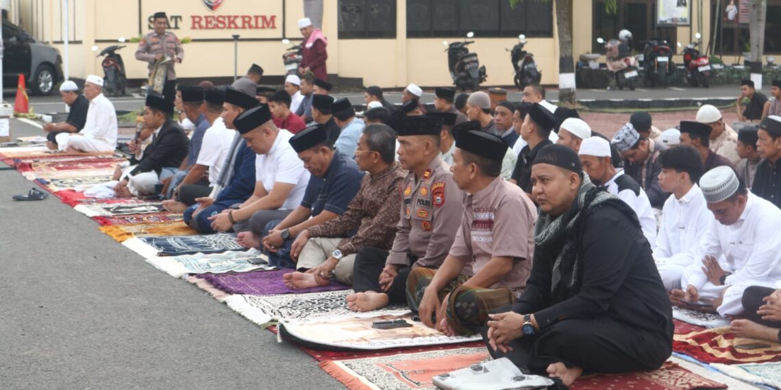 Kapolres Pinrang dan Ketua Bhayangkari Hadiri Shalat Idulfitri, Ratusan Jamaah Padati Mapolres