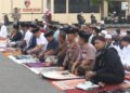 Kapolres Pinrang dan Ketua Bhayangkari Hadiri Shalat Idulfitri, Ratusan Jamaah Padati Mapolres