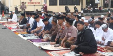 Kapolres Pinrang dan Ketua Bhayangkari Hadiri Shalat Idulfitri, Ratusan Jamaah Padati Mapolres